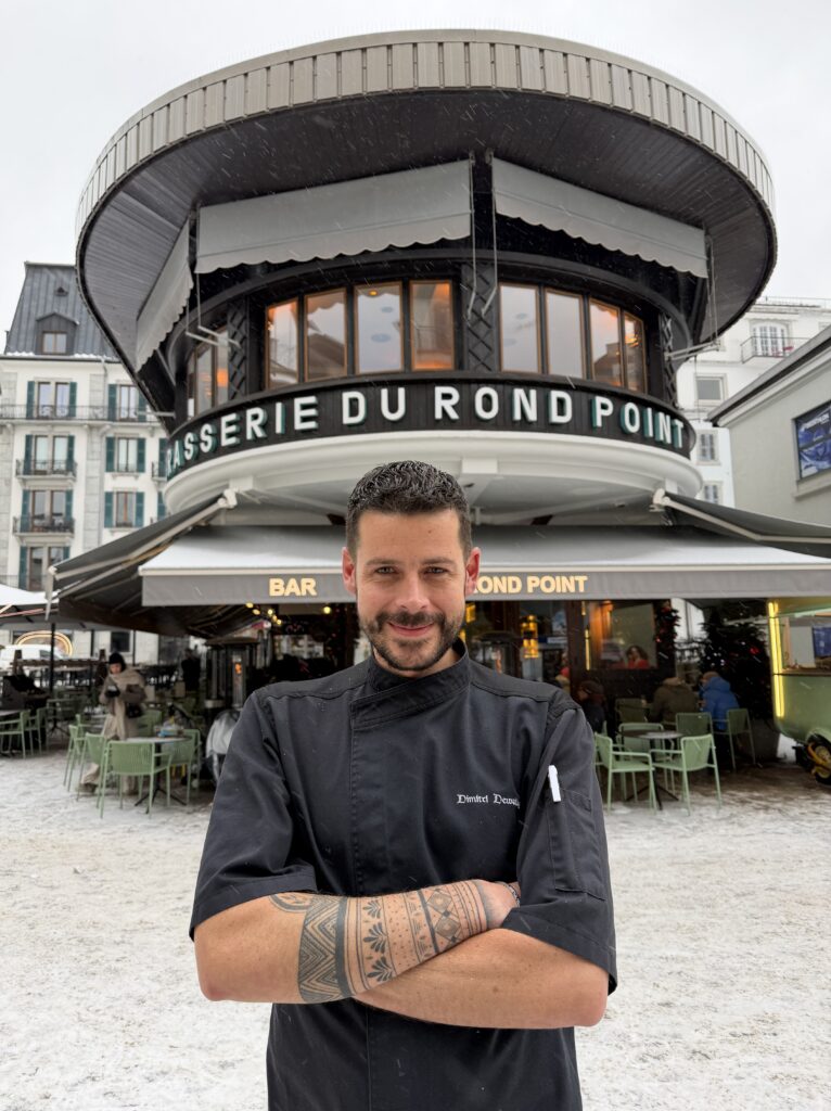Le chef Dimitri Dewailly, devant la brasserie Le Rond-Point