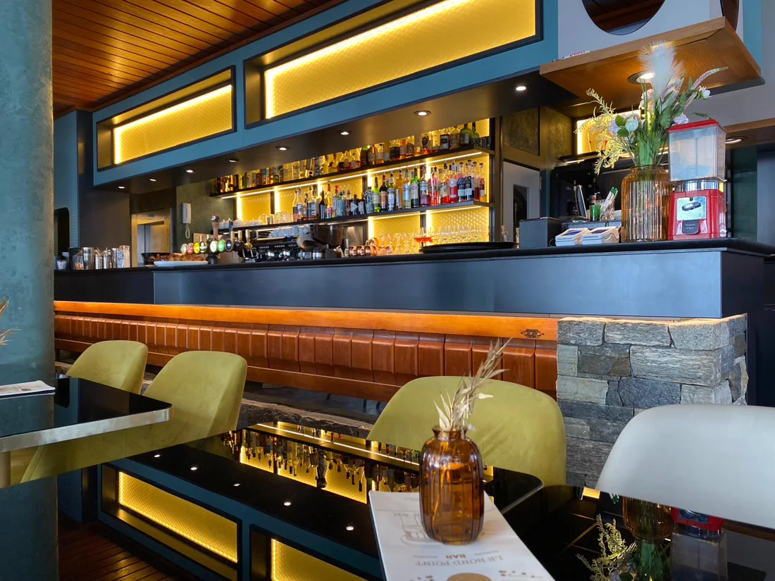 Le comptoir d'origine du Rond-Point, dorures, banquette cognac et fauteuils vert menthe