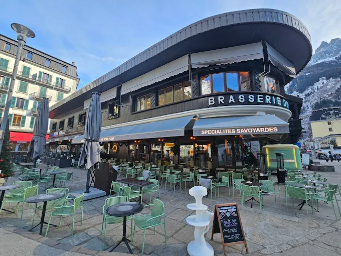 Le Rond-Point aujourd'hui, la brasserie et sa terrasse au pied du Mont-Blanc