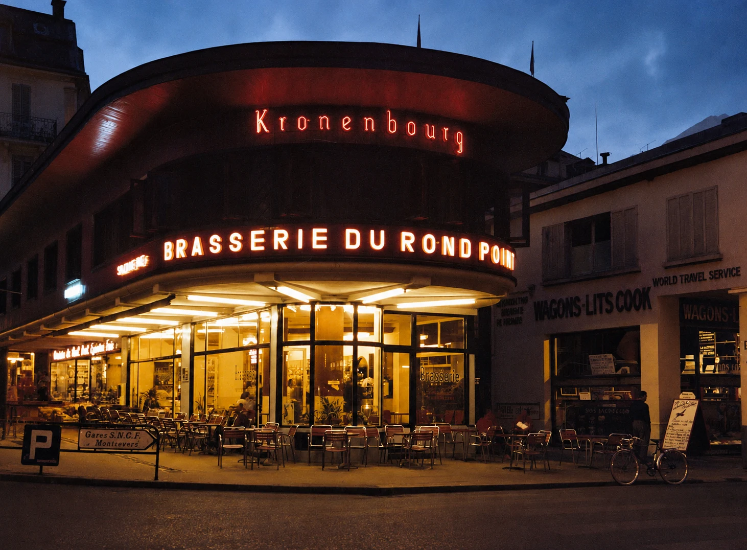La Brasserie du Rond-Point dans les années 1960, enseigne Kronenbourg allumée