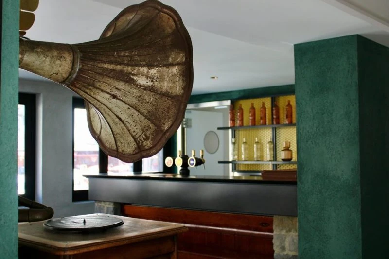 Le gramophone et le comptoir du Rond-Point dans le reportage d’Idealize by Frenchies