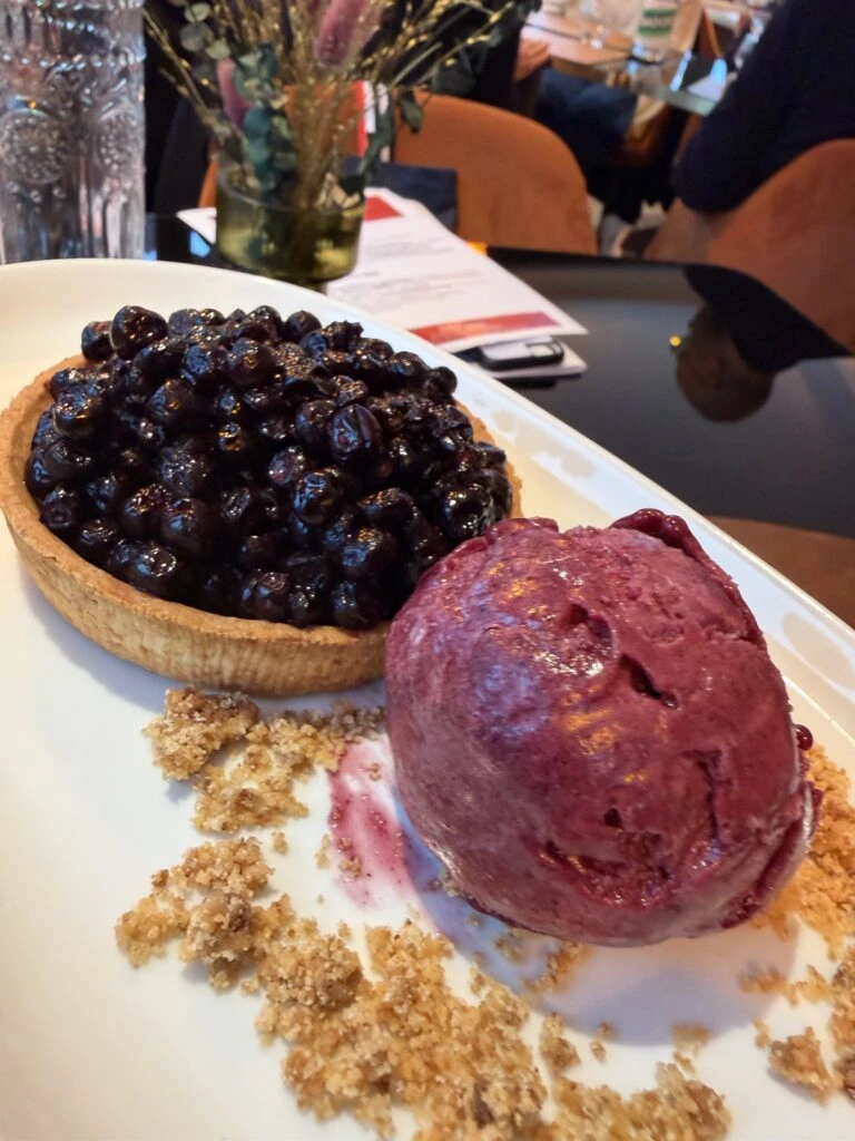 Tarte aux myrtilles et son sorbet, photographiés au Rond-Point par Gilles Pudlowski