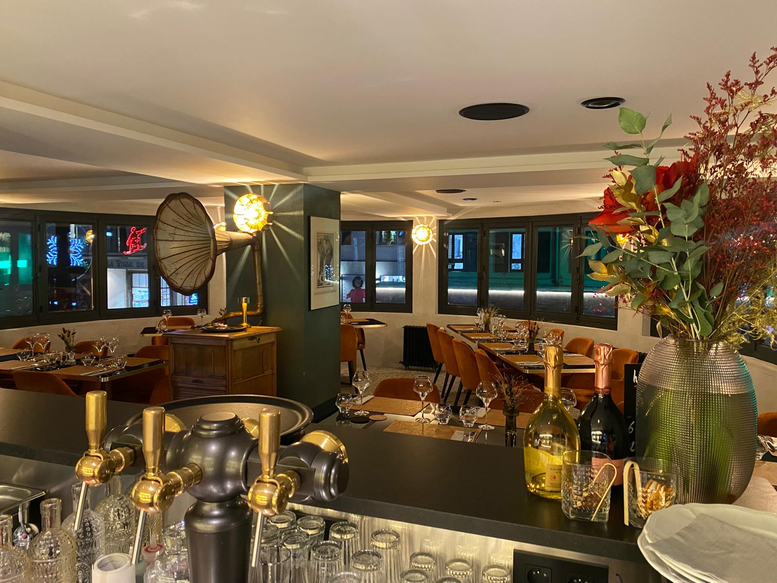 Vue de la salle panoramique depuis le comptoir, gramophone et tables dressées