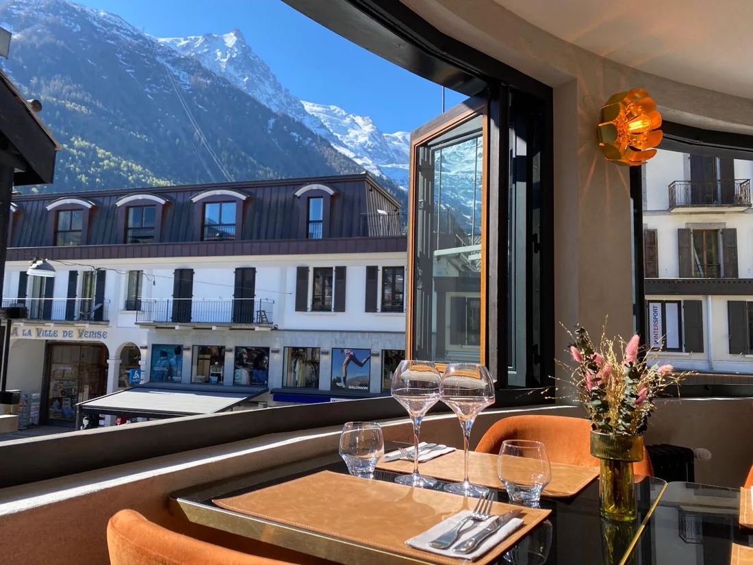 La salle panoramique à l'étage du Rond-Point, fauteuils orangés et vue plein cadre sur le Mont-Blanc