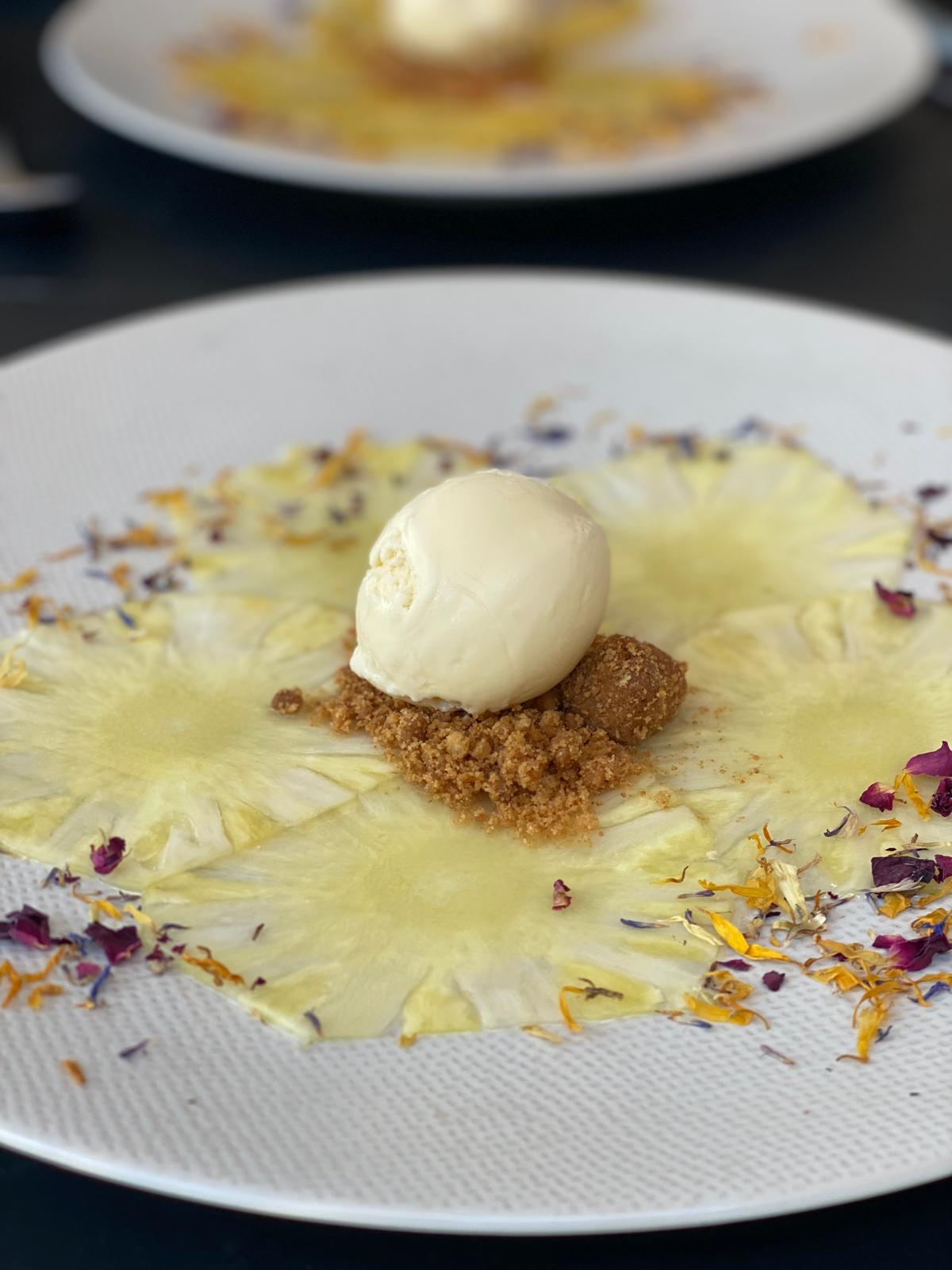 Fines tranches d’ananas accompagnées d’une boule glacée