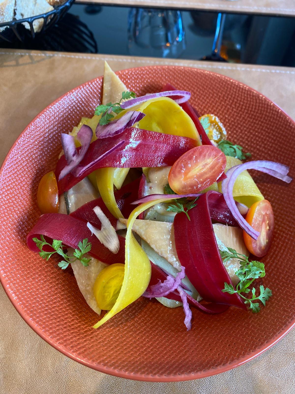 Hareng, pomme à l’huile et légumes colorés