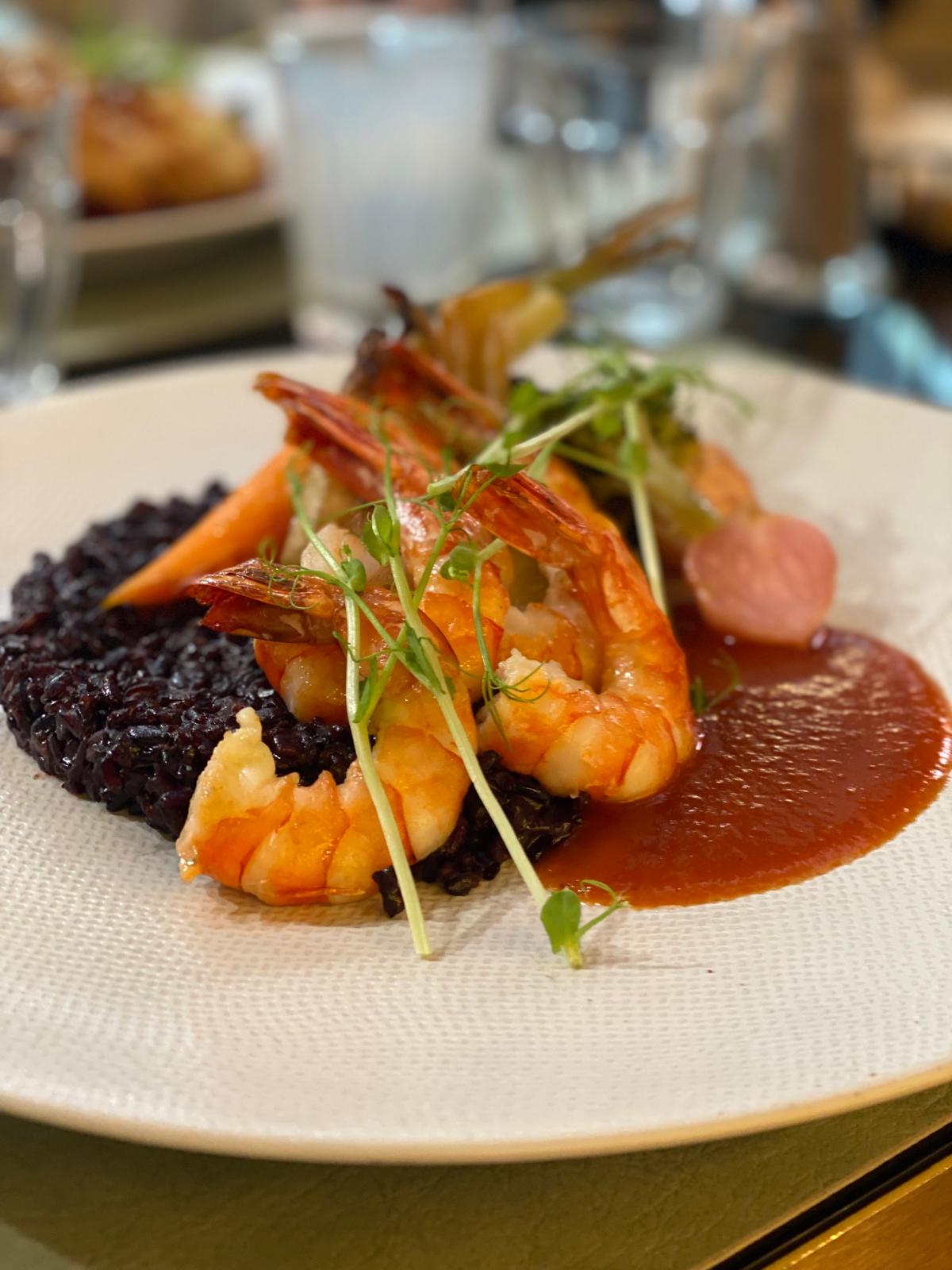 Gambas servies avec du riz vénéré et des légumes
