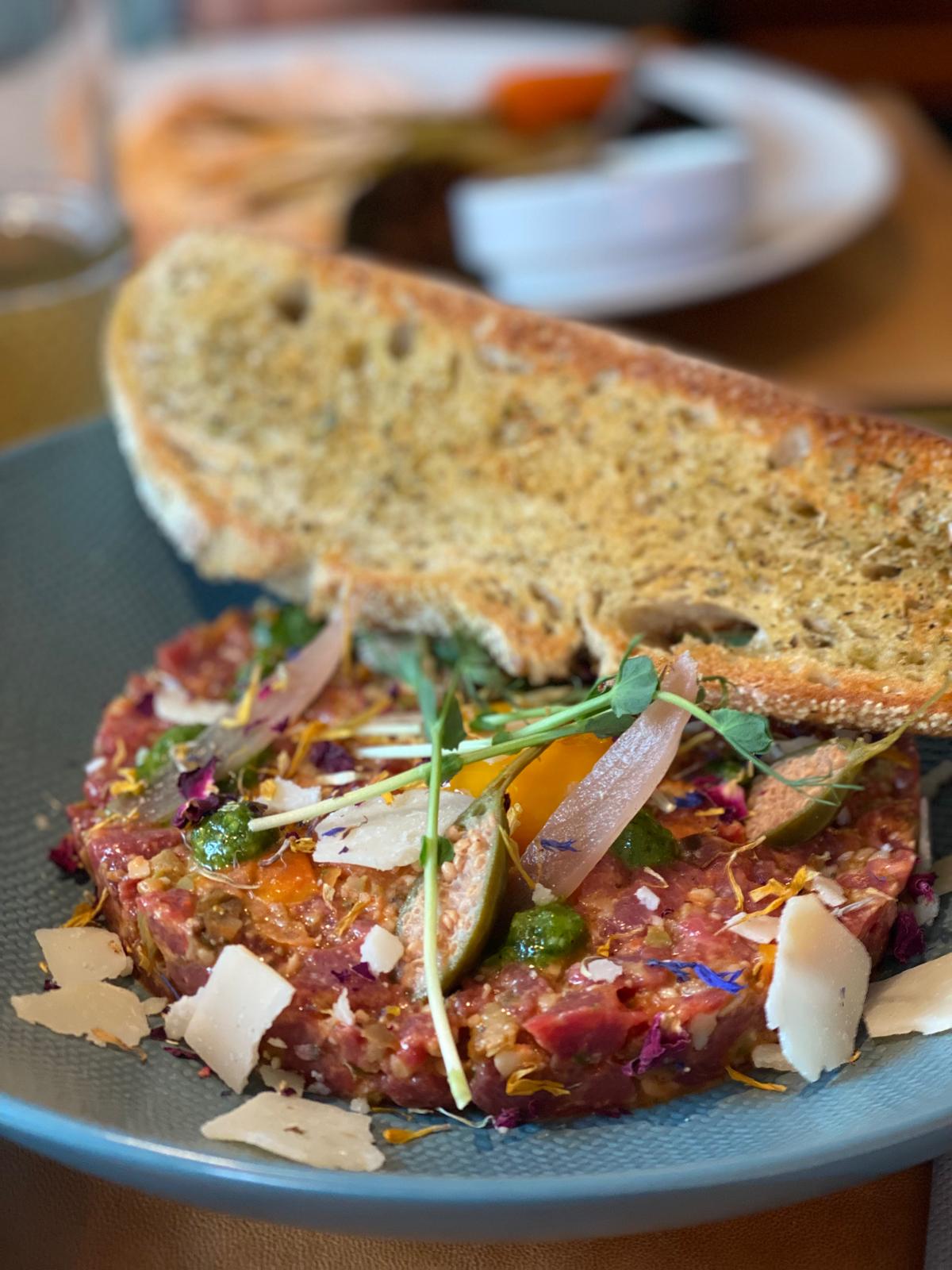 Tartare de bœuf à l’italienne, copeaux de fromage et pain grillé