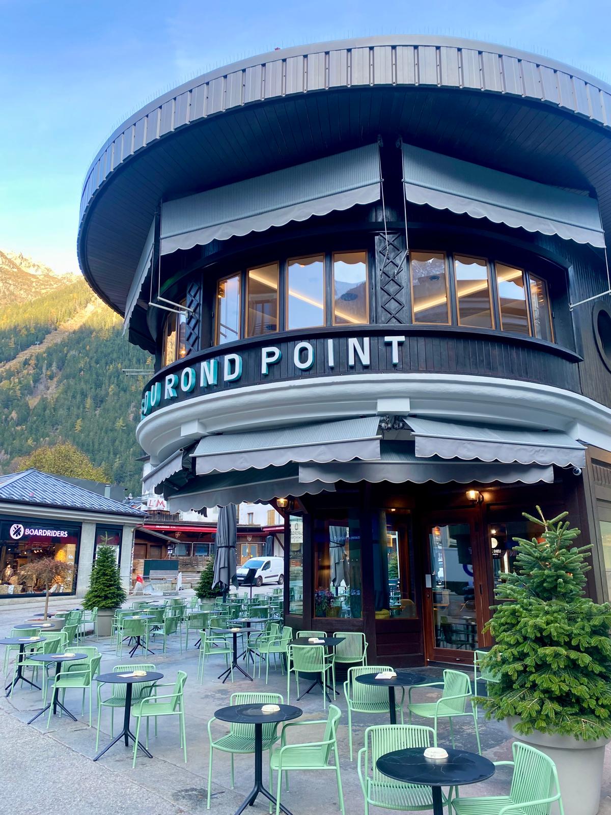 La façade et la terrasse du Rond-Point à Chamonix