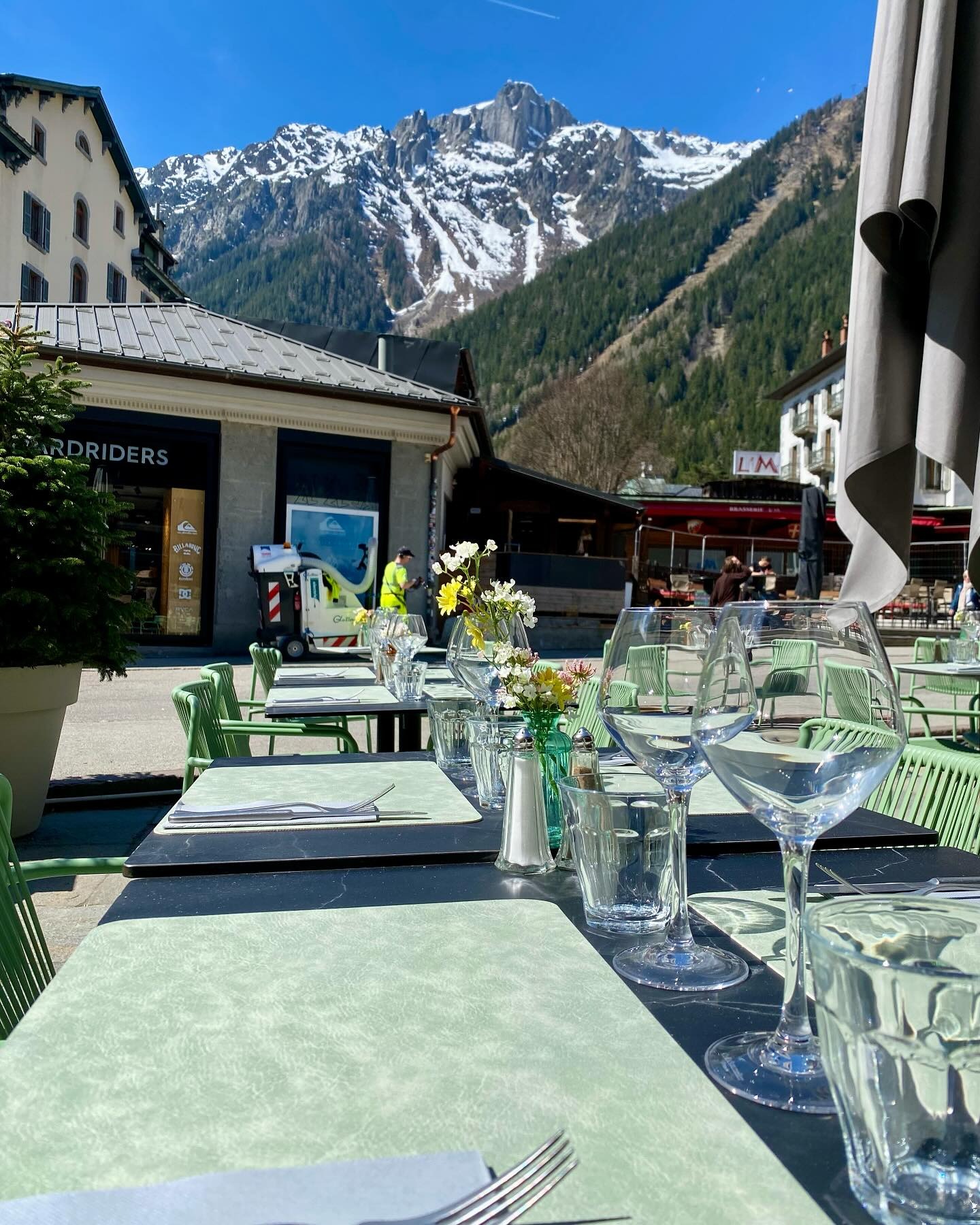La terrasse du Rond-Point, table dressée vert menthe et vue sur le massif du Mont-Blanc